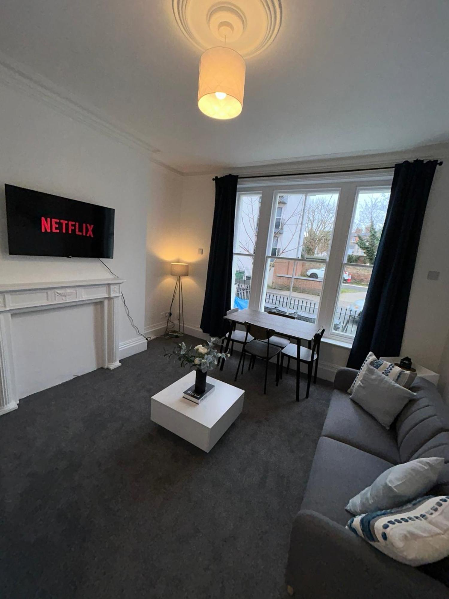 Brand New Modern Apartments Steps From Gloucester Quays Exterior photo